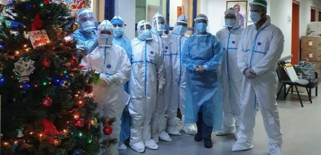 Γιατροί και νοσηλευτές στόλισαν χριστουγεννιάτικο δέντρο στην Α&#x27; παθολογική - Covid στο Ιπποκράτειο
