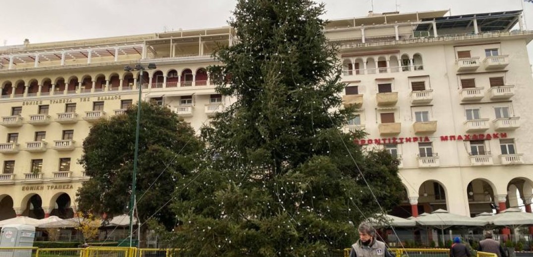 Θεσσαλονίκη: Οι σφοδροί άνεμοι έριξαν το αστέρι από το χριστουγεννιάτικο δέντρο στην πλατεία Αριστοτέλους