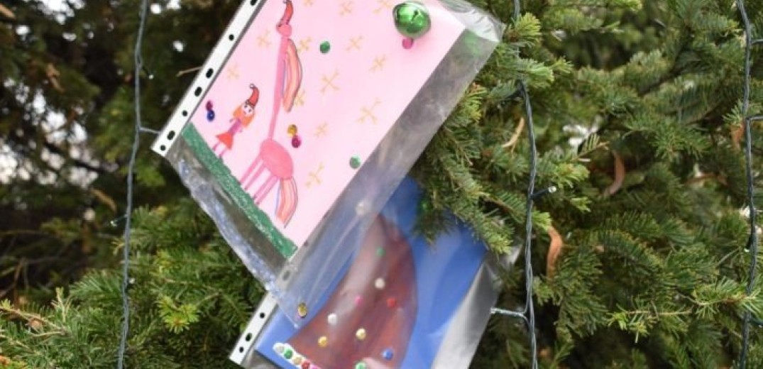 Άργος Ορεστικό: Οι πρώτες παιδικές κάρτες στολίζουν ήδη το χριστουγεννιάτικο δέντρο