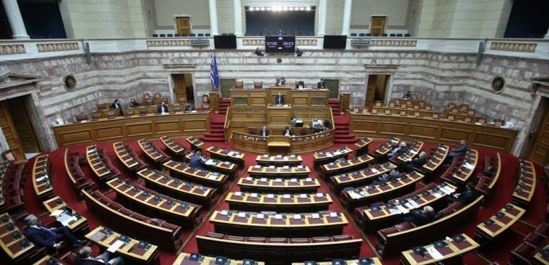 Προϋπολογισμός 2021: Έντονη αντιπαράθεση μεταξύ των βουλευτών της ΝΔ και του ΣΥΡΙΖΑ στη Βουλή 