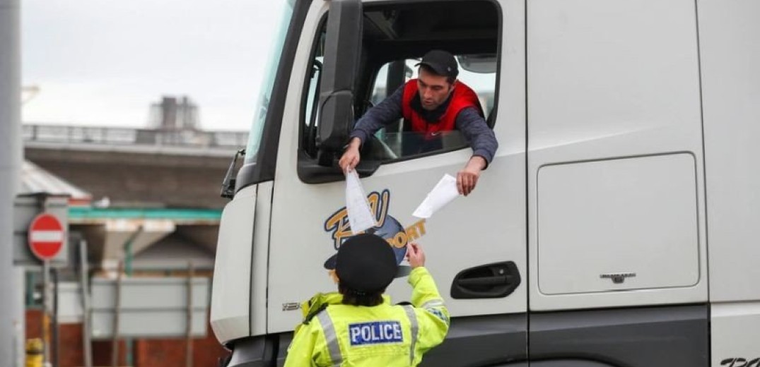Βρετανία: Άνοιξε το λιμάνι του Ντόβερ για τη μεταφορά εμπορευμάτων, μόνο για οδηγούς φορτηγών με αρνητικό τεστ Covid-19