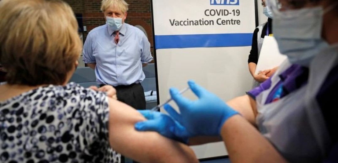 Βρετανία: Τα εμβόλια μπορούν να προσαρμοστούν στις παραλλαγές του κορονοϊού