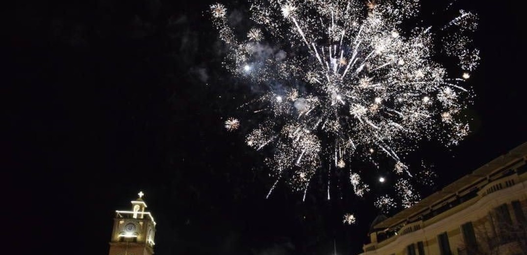 Υποδοχή του νέου έτους με εντυπωσιακά πυροτεχνήματα στην Κοζάνη (βίντεο)