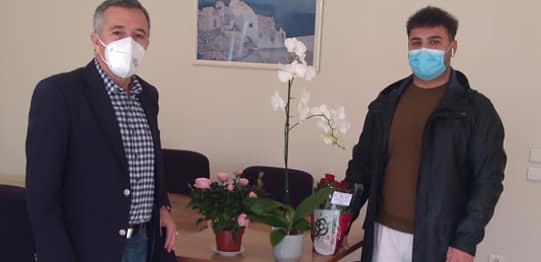 Αλεξανδρούπολη: Με λουλούδια γέμισαν οι κλινικές κορονοϊού του νοσοκομείου