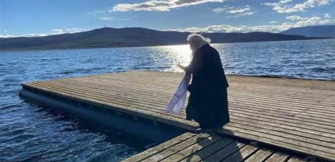 Πέλλα: Ο Παπα-Nικόλας άγιασε μόνος του τα νερά στη Βεγορίτιδα 