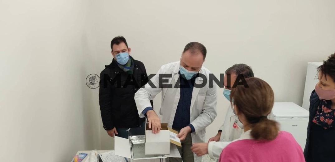 Θεσσαλονίκη: 80 φιαλίδια στο «Παπανικολάου» για εμβολιασμό υγειονομικών κατά του κορονοϊού (φωτ.)