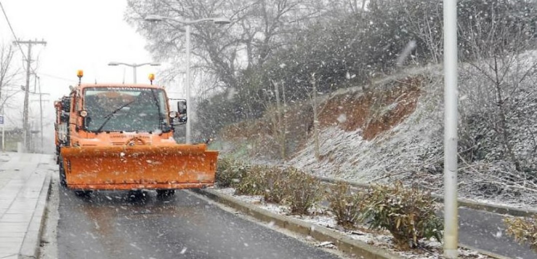 Σε ετοιμότητα περιφέρεια και δήμοι ενόψει του πρώτου χιονιά – Τα οχήματα του στόλου…  ζεσταίνουν τις μηχανές τους