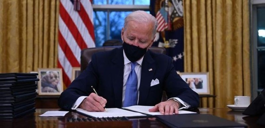 Ο νέος Πρόεδρος των ΗΠΑ υπέγραψε το διάταγμα επανένταξης στη συμφωνία του Παρισιού (Βίντεο)