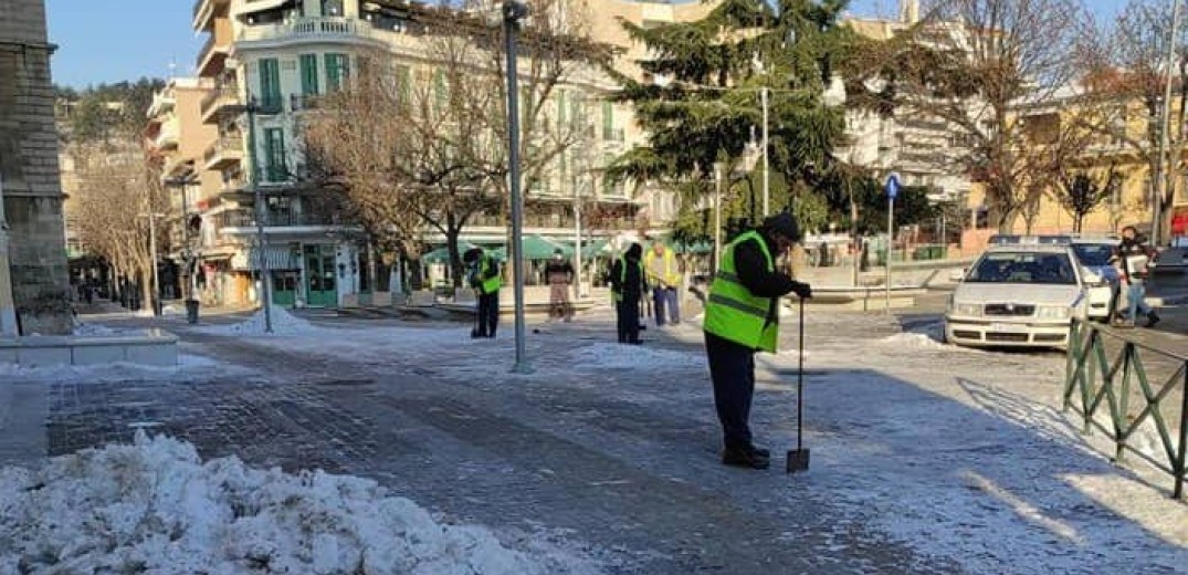  Επί ποδός οι υπάλληλοι του δήμου Κοζάνης για την αφαίρεση του πάγου από πλατείες και πεζοδρόμια