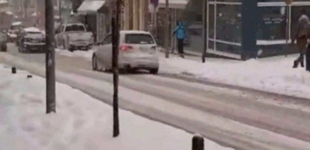 Κοζάνη: Έβαλε χιονοπέδιλα και έκανε σκι σε... κεντρικό δρόμο της πόλης&#33; (Βίντεο)