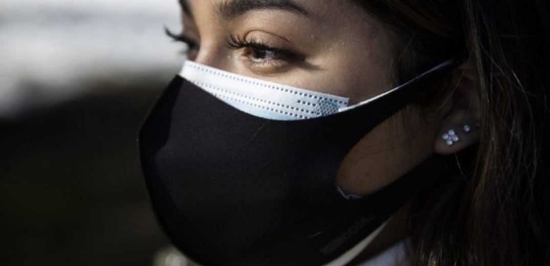 Έρευνα πιστοποιεί ότι ο συνδυασμός υφασμάτινης και χειρουργικής μάσκας προστατεύει περισσότερο από τον κορονοϊό