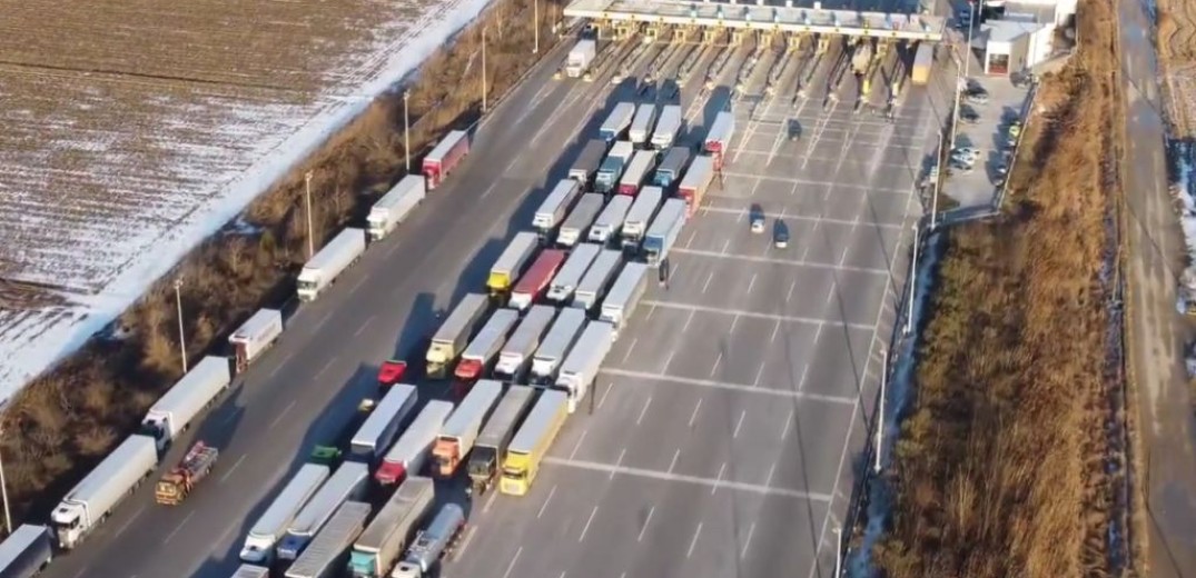 Ασύλληπτες εικόνες στα διόδια των Μαλγάρων με φορτηγά σε... αδιέξοδο (βίντεο)