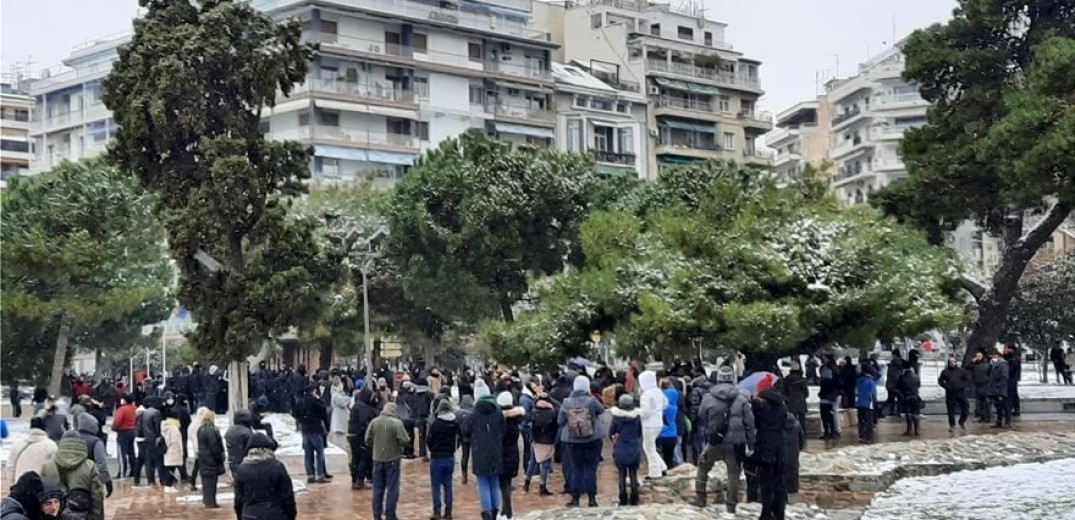 Θεσσαλονίκη: Συγκέντρωση στον Λευκό Πύργο κατά των μέτρων για τον κορονοϊό
