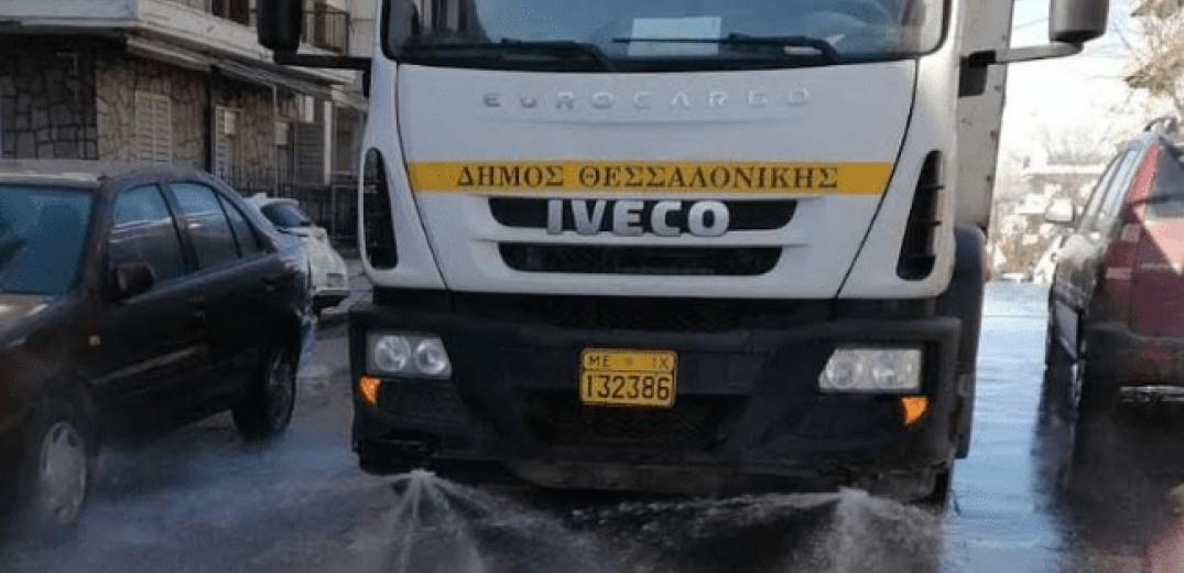 Δήμος Θεσσαλονίκης: Καθαρίζει δρόμους και πεζοδρόμια και από το αλάτι αποχιονισμού