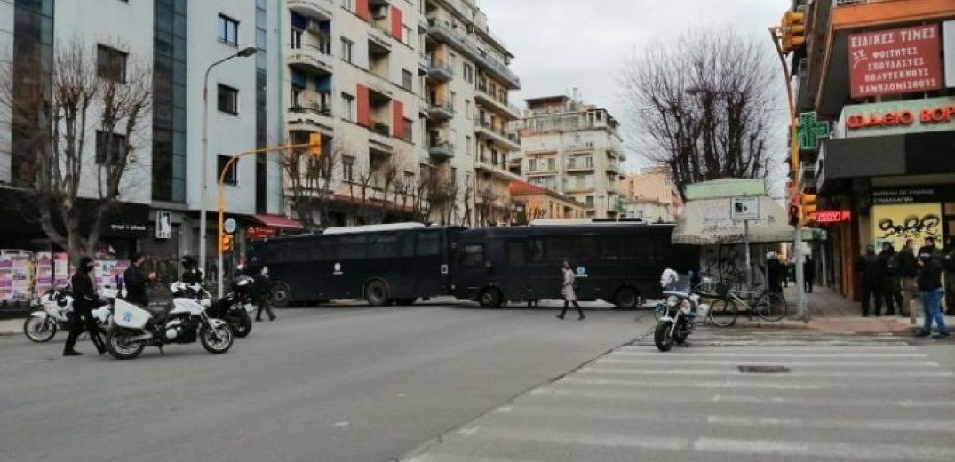 Θεσσαλονίκη: Συγκέντρωση διαμαρτυρίας στη Σχολή Θεάτρου στην Εγνατία (Βίντεο - Φωτ.)