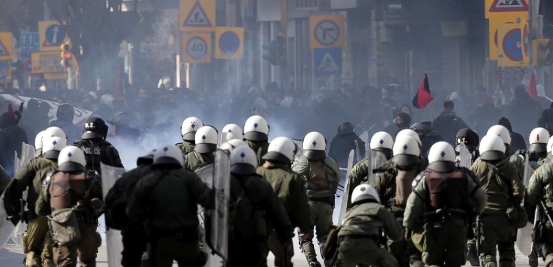 Θεσσαλονίκη: Ένταση και δακρυγόνα στην πορεία των φοιτητών (βίντεο, φωτ.)