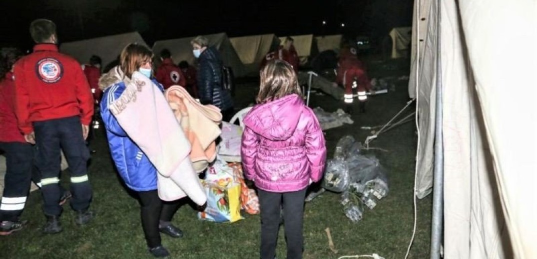 Σεισμός στην Ελασσόνα: Νύχτα αγωνίας για τους κατοίκους – Δεν σταματούν οι μετασεισμοί (Βίντεο)