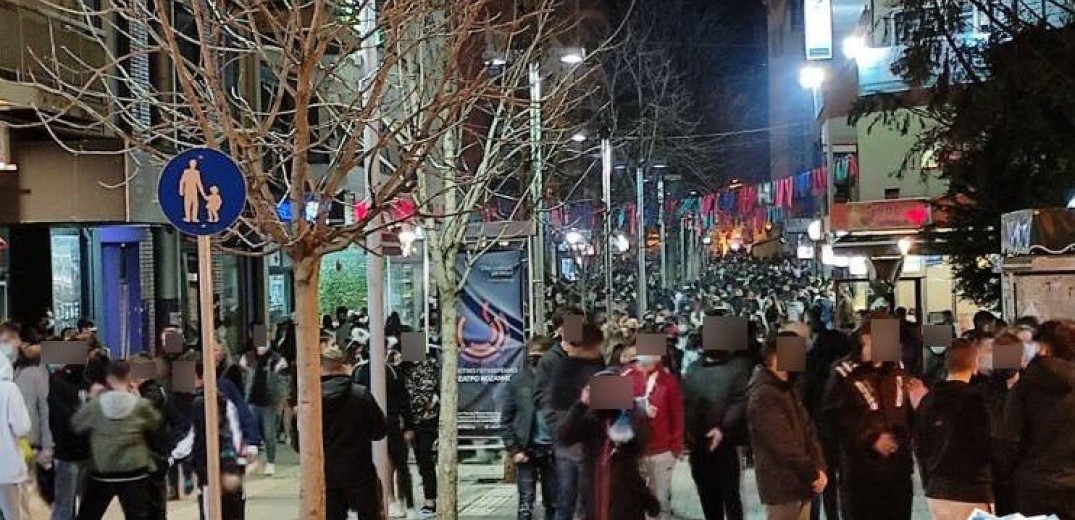 Κοζάνη: Πλήθος κόσμου συγκεντρώθηκε το τελευταίο βράδυ της Αποκριάς αψηφώντας τα μέτρα (Βίντεο- φωτ.)