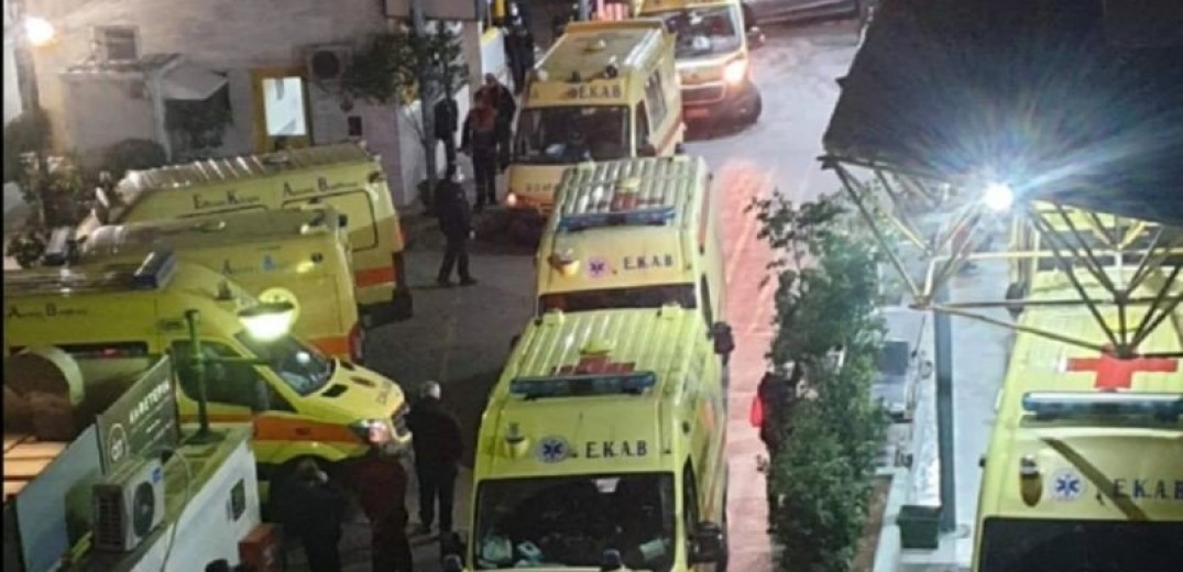 Εφημερίες &quot;πολέμου&quot; στα νοσοκομεία - Ουρές ασθενοφόρων στον Ευαγγελισμό - Σφίγγει ο κλοιός στη Θεσσαλονίκη - Σοκ στη Μαλεσίνα με 10 νεκρούς από κορονοϊό σε 18 ημέρες