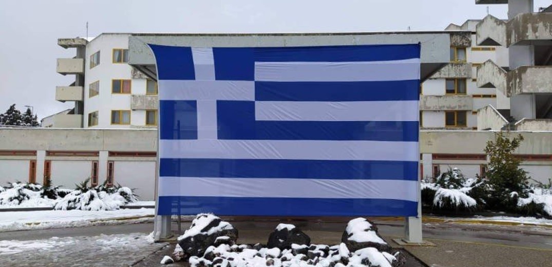 Πτολεμαΐδα: Μεγάλη ελληνική σημαία τοποθετήθηκε στο Μποδοσάκειο νοσοκομείο