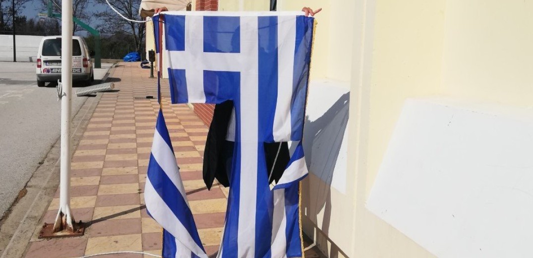 Θέρμη: Άγνωστοι έσκισαν την ελληνική σημαία και προκάλεσαν καταστροφές σε σχολείο 