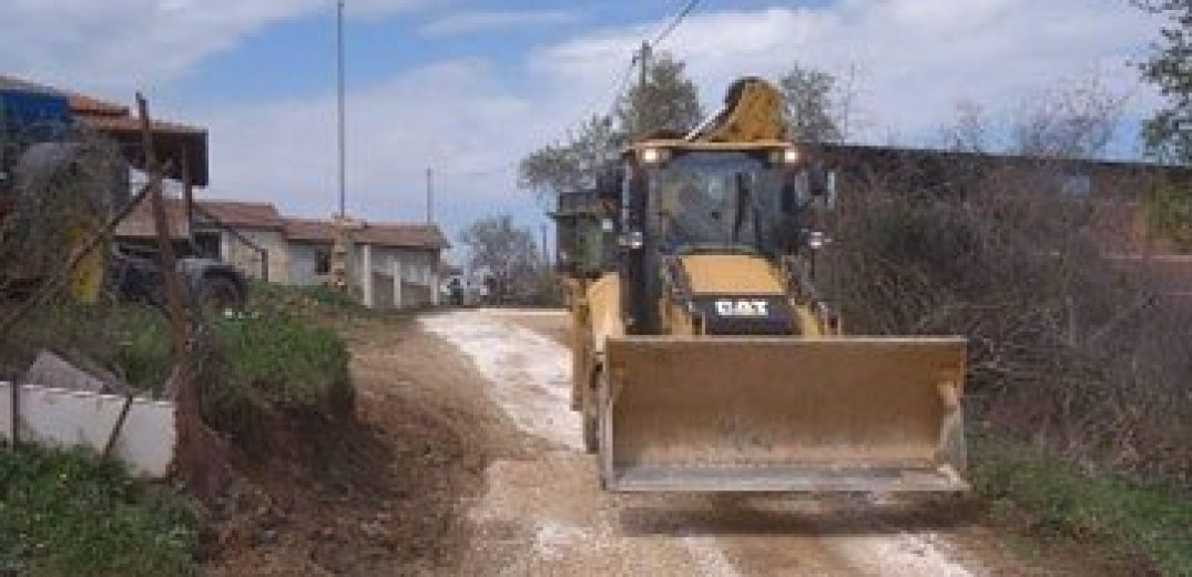 Χαλκιδική: Εργασίες καθαρισμού και διάνοιξης δρόμων στα Δουμπιά (φωτ.)