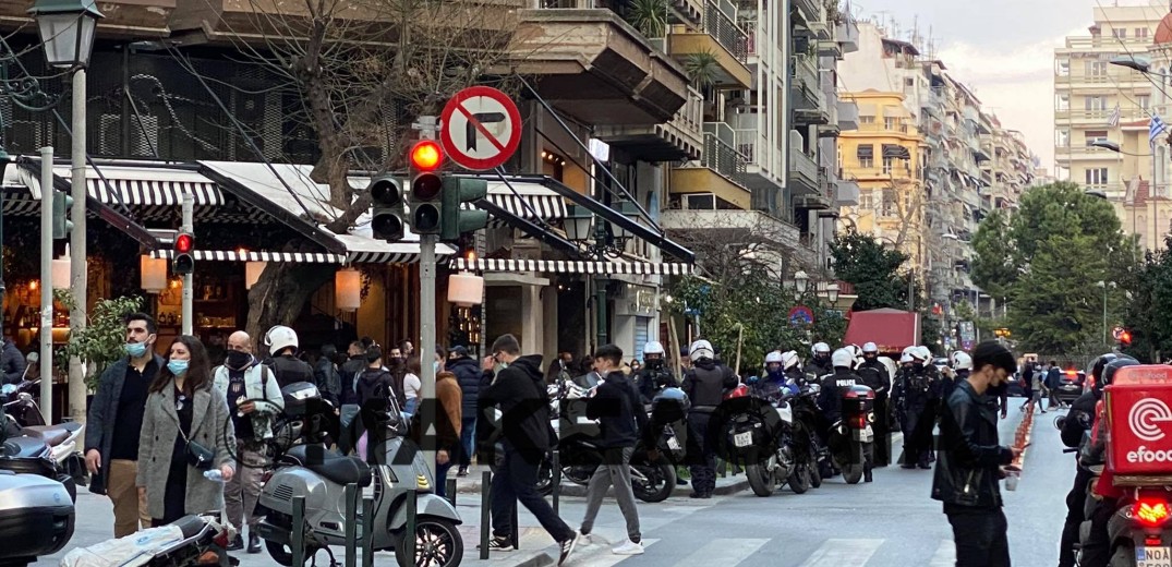 Θεσσαλονίκη: Αστυνομικοί τρέπουν σε φυγή... θαμώνες μπαρ στο κέντρο (βίντεο-φωτ.) 