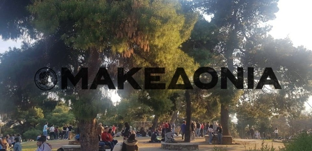 Θεσσαλονίκη: Κοσμοσυρροή στην παραλία και τους Κήπους του Πασά (βίντεο-φωτ.)