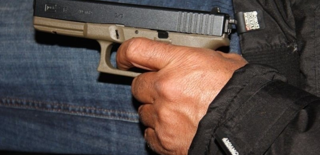 Ληστής «μπούκαρε» με όπλο σε κατάστημα ψιλικών στην Μπότσαρη