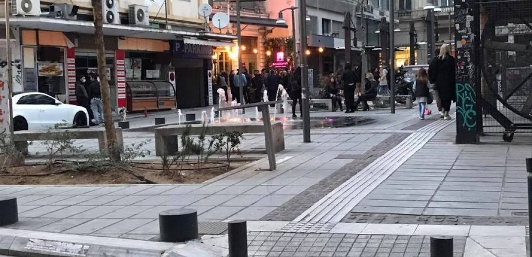 Συνωστισμός έξω από μπαρ στο κέντρο της Θεσσαλονίκης (Φωτ.)