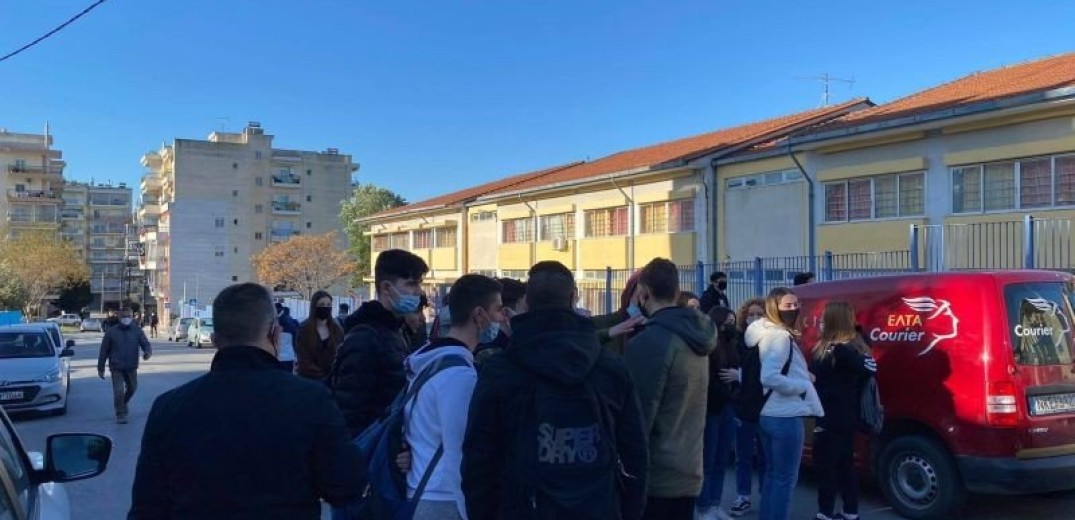 Θεσσαλονίκη: Συνελήφθη η μητέρα του μαθητή που αρνείται να κάνει self test  