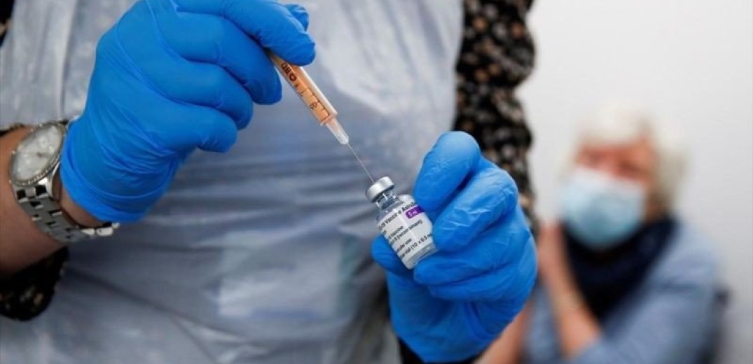 Βρετανία: Τρεις περιπτώσεις εγκεφαλικού λόγω θρόμβωσης μετά από εμβολιασμό με AstraZeneca