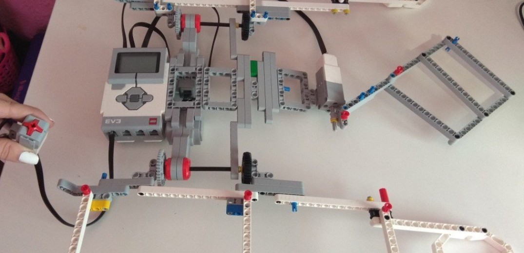 Μαθήτριες από τη Νάουσα έφτιαξαν ρομπότ που διπλώνει ρούχα