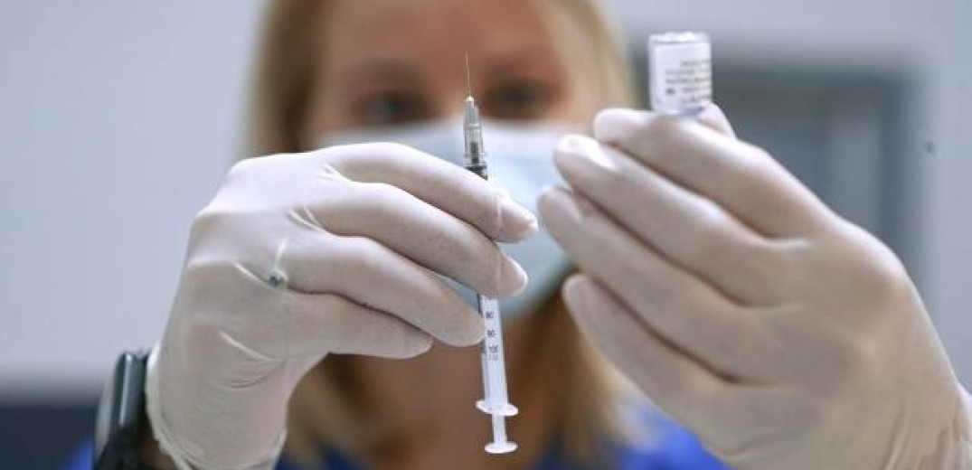Eμβολιαστείτε... χθες: Διπλά εμβολιασμένος γιατρός νοσηλεύεται με κορονοϊό και στέλνει το δικό του μήνυμα