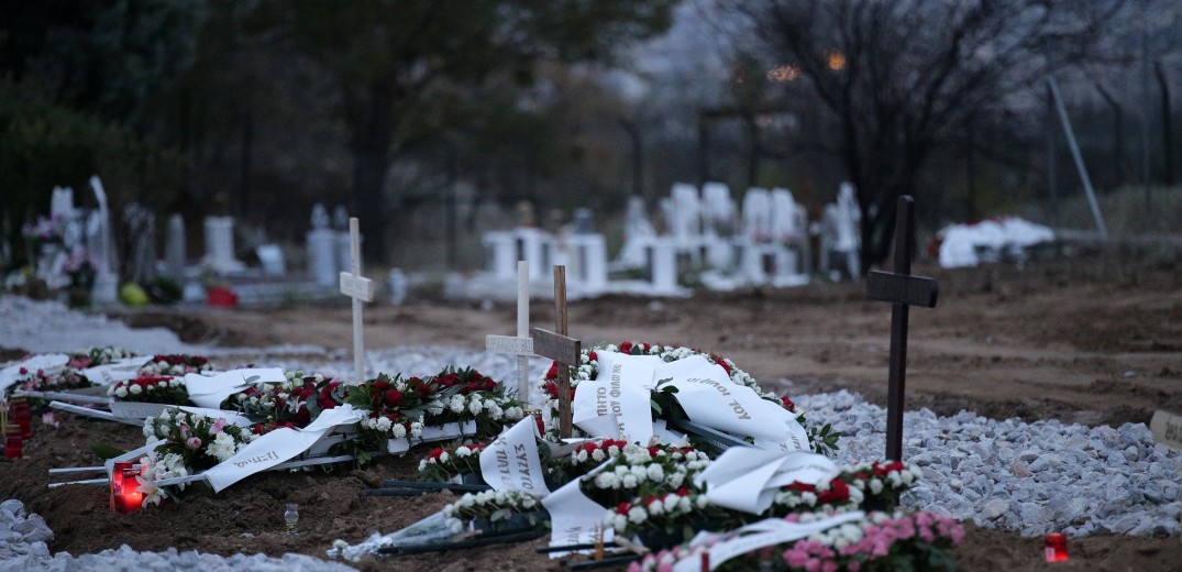 Τελετή μνήμης στο κοιμητήριο Ευόσμου για τους 400 νεκρούς από κορονοϊό
