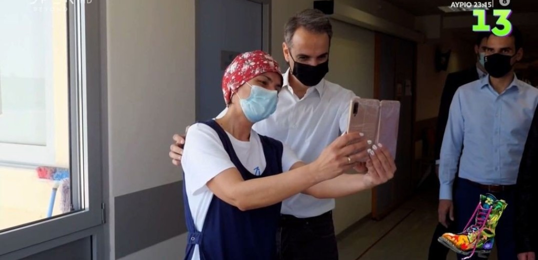 Οι Ράδιο Αρβύλα... συγκινήθηκαν από τη νέα επίσκεψη του Κ. Μητσοτάκη σε εμβολιαστικό κέντρο (βίντεο)