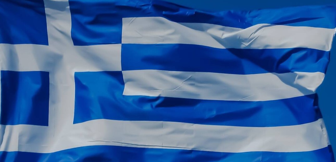 Η μεγαλύτερη ελληνική σημαία στον κόσμο υψώθηκε πάνω από τη λίμνη Πλαστήρα 