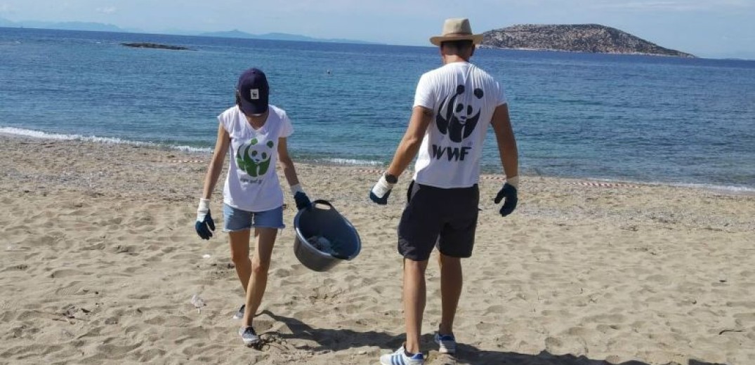 Τόνοι πλαστικών κατακλύζουν τις ελληνικές παραλίες - 68 κιλά το χρόνο παράγει ο καθένας μας