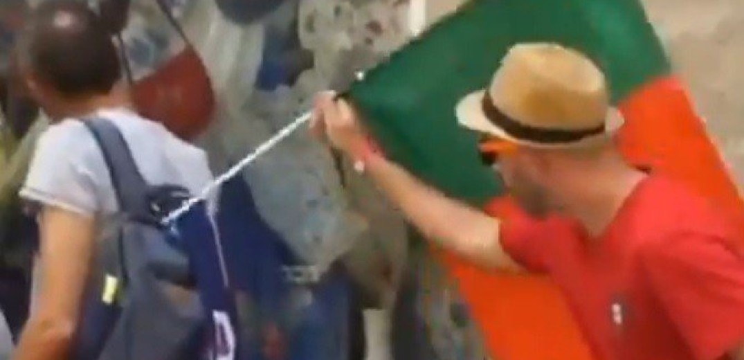Του πήρε τη γαλλική σημαία και του φόρτωσε μία πορτογαλική (βίντεο)