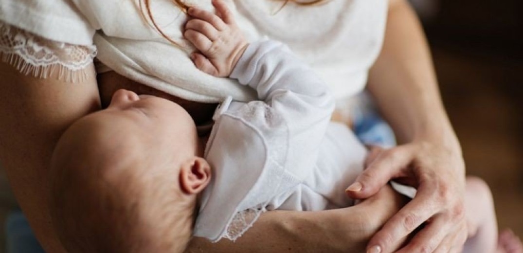 Kορονοϊός και θηλασμός: Μεταδίδεται ο ιός μέσω του μητρικού γάλακτος στα μωρά;