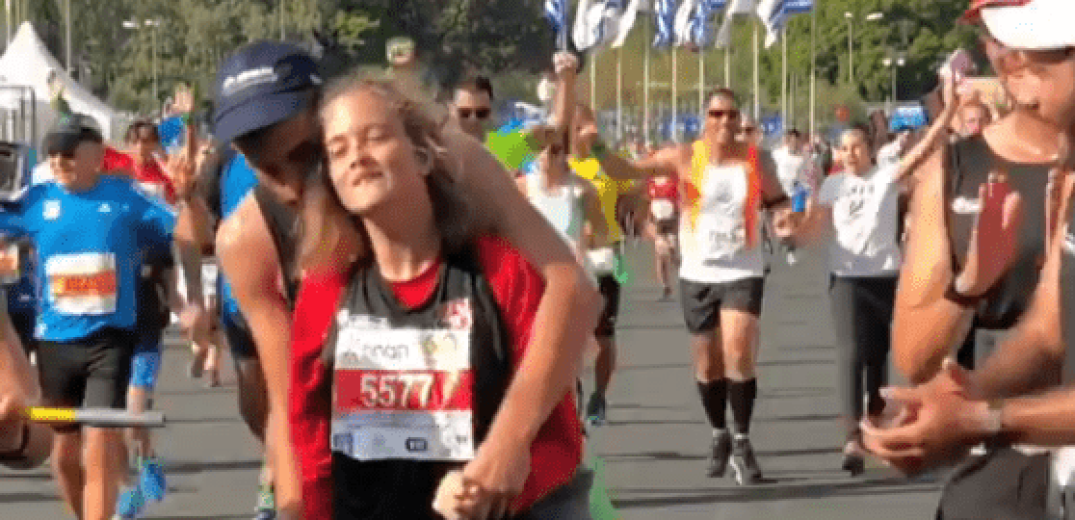 Συγκλονιστικός τερματισμός 14χρονου τετραπληγικού κοριτσιού στο Μαραθώνιο της Αθήνας (video)