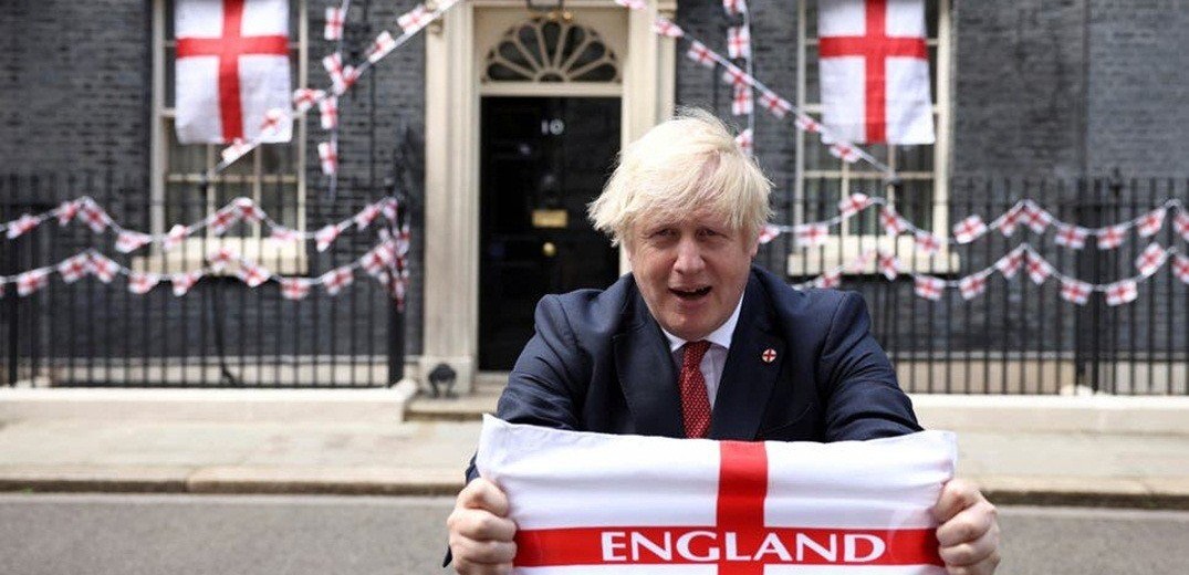 Ο Μπόρις Τζόνσον &quot;έντυσε&quot; την Downing Street στα χρώματα της Αγγλίας  (βίντεο)