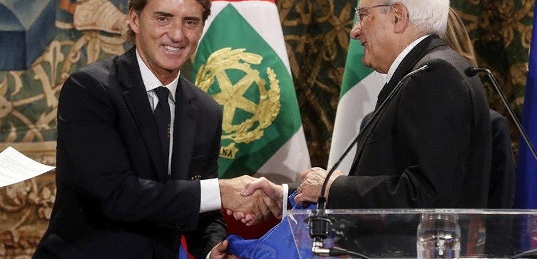 Ο Ρομπέρτο Μαντσίνι υποκλίνεται στους Ιταλούς Ολυμπιονίκες