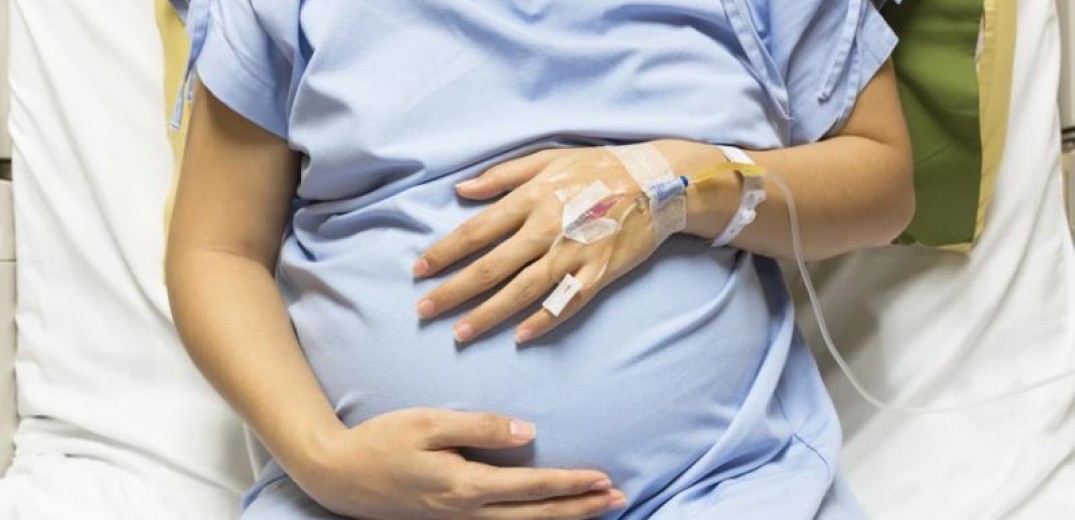Συγκλονίζει η γυναίκα που γέννησε με καισαρική και διασωληνώθηκε με κορονοϊό στο Ιπποκράτειο