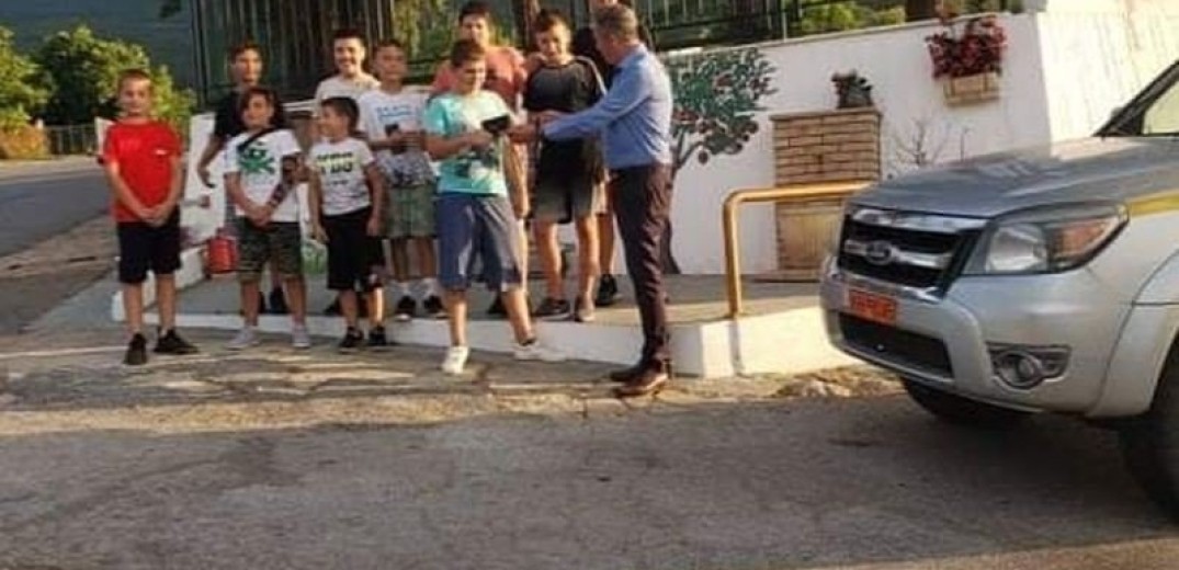 Παλαιόχωρα: Παιδιά βρήκαν πορτοφόλι γεμάτο χρήματα και το παρέδωσαν στον Αντιδήμαρχο