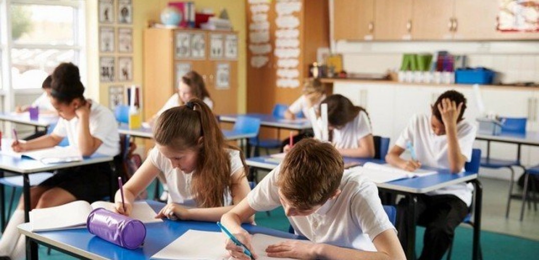 4 τρόποι να βοηθήσετε τον έφηβο με τις εξετάσεις στο σχολείο