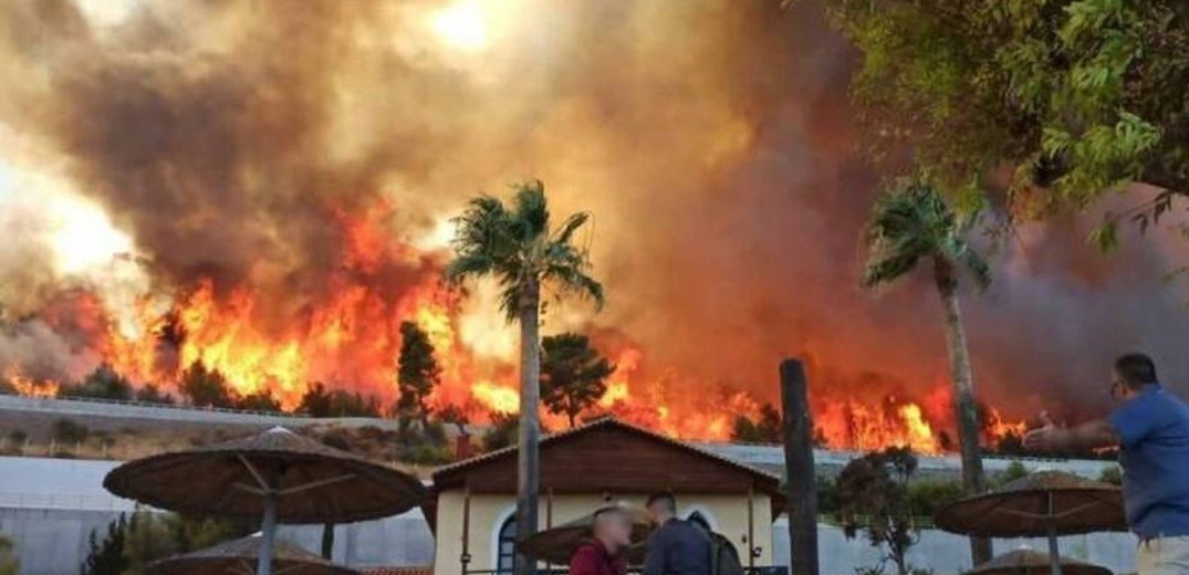 Πύρινη “κόλαση” στην Αχαΐα: Μαίνεται η φωτιά, εκκενώθηκαν οικισμοί, κάηκαν σπίτια - Πέντε τραυματίες στο νοσοκομείο (Βίντεο - Φωτό)