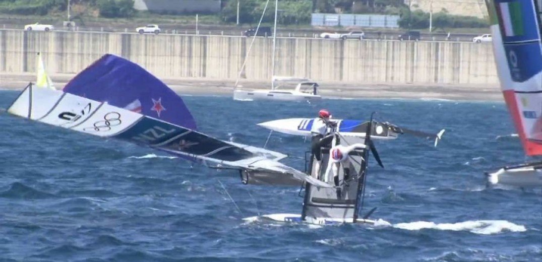 Ιστιοπλοΐα: Αναποδογύρισε το σκάφος της Νέας Ζηλανδίας (βίντεο)