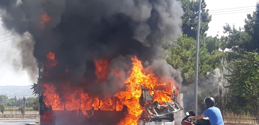 Θεσσαλονίκη: Λεωφορείο που εκτελούσε δρομολόγιο του ΟΑΣΘ ανεφλέγη και κάηκε ολοσχερώς (φωτ.)
