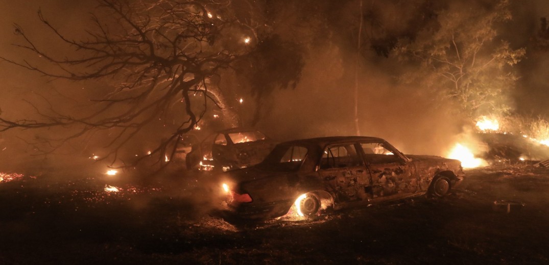 Πύρινη κόλαση στην Αττική: Συγκλονιστικό βίντεο - Πυροσβεστικό περνά μέσα από τις φλόγες 